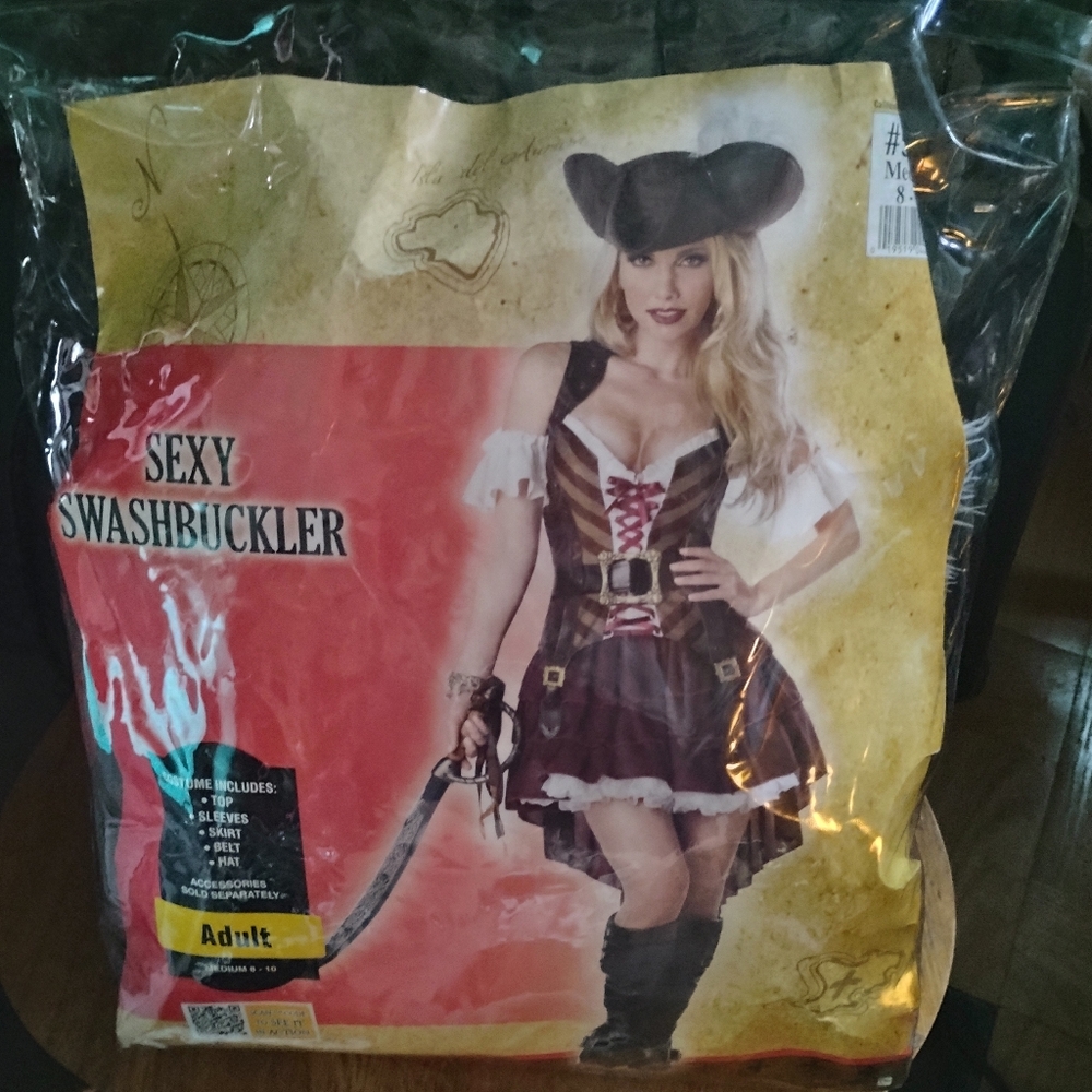 Adult Women's Halloween Costume. Pirate Themed Sexy Swashbuckler.
